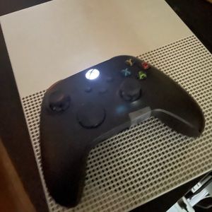 Xbox one S 1Tb with 2 controllers